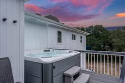 Dog Friendly, Hot Tub, & Walk to Beach!