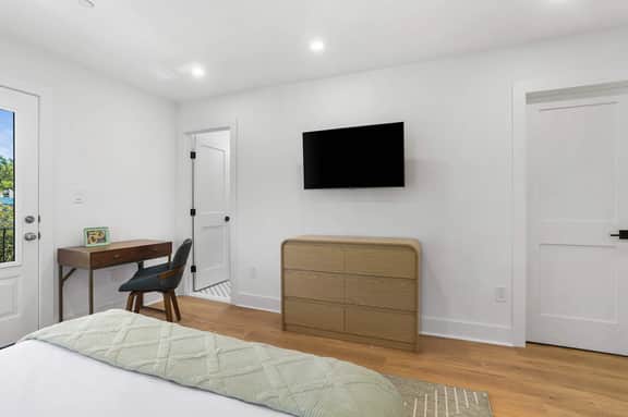 Sojourn 2BD Penthouse with Balcony on the Hill