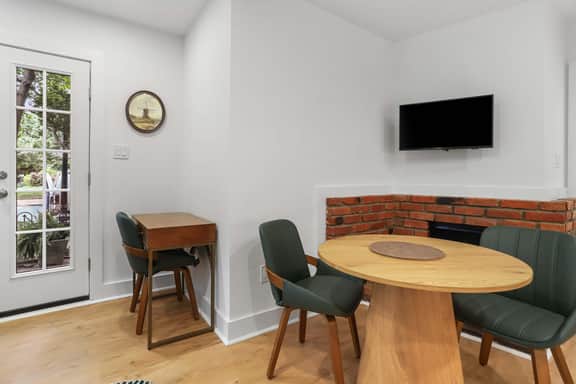 Sojourn pied-a-terre with Patio on Capitol Hill