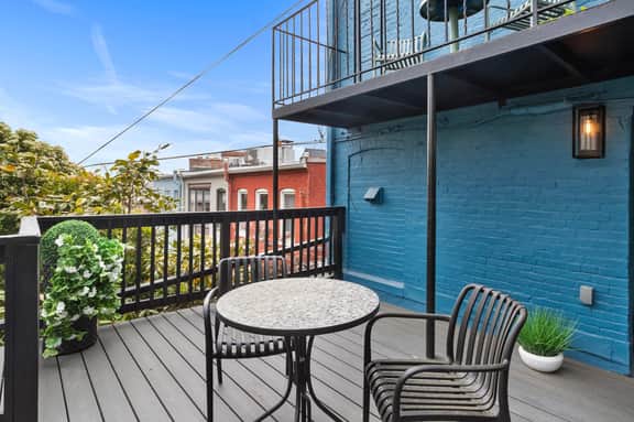 Sojourn Sleek 2BD with Deck on Capitol Hill