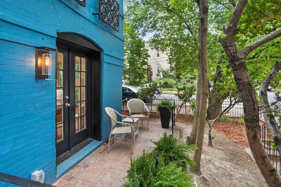 Sojourn pied-a-terre with Patio on Capitol Hill
