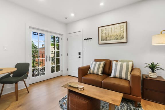 Sojourn Stylish 1BD with Dedicated Workspace