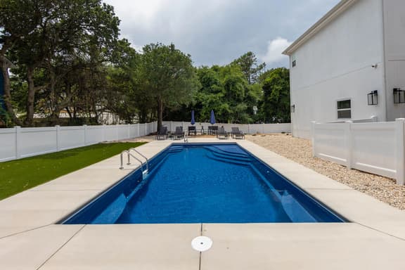 Dog Friendly, Heated Pool, Hot Tub, 5Min to Beach!